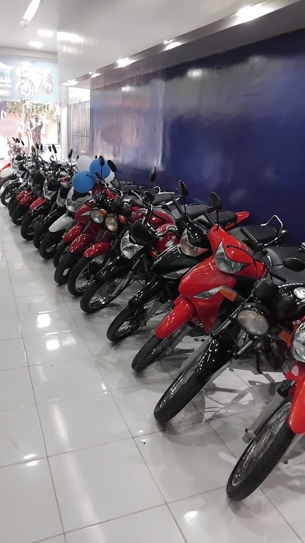 Fileira de motos Honda seminovas no showroom da Allan Veículos em Barreiras