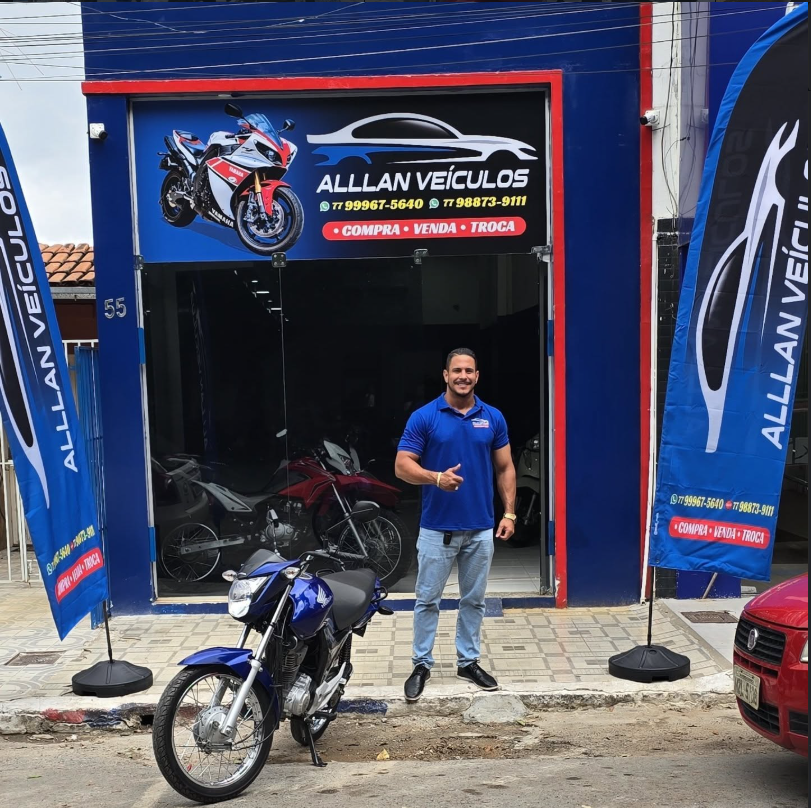 Fachada azul da loja Allan Veículos no Centro de Barreiras-BA