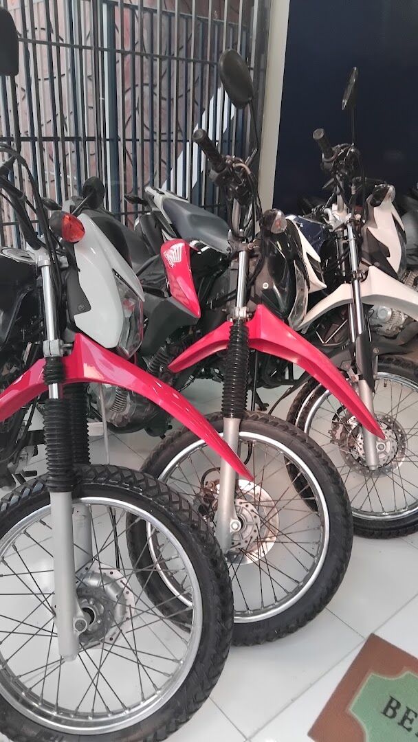 Motos Honda Bros em exposição no showroom da Allan Veículos