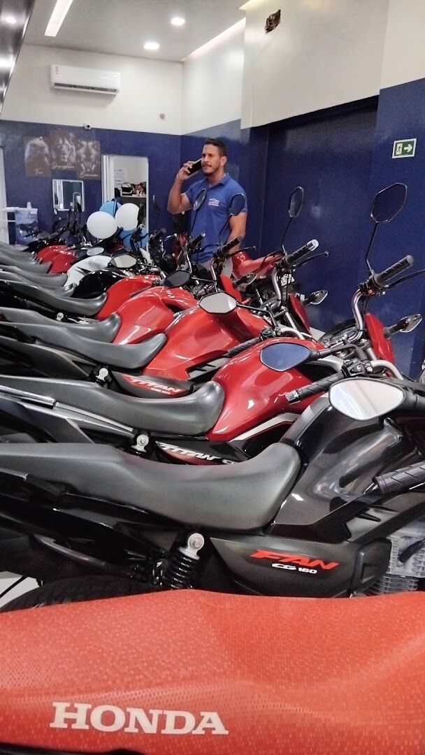 Motos Honda vermelhas em exposição na loja Allan Veículos