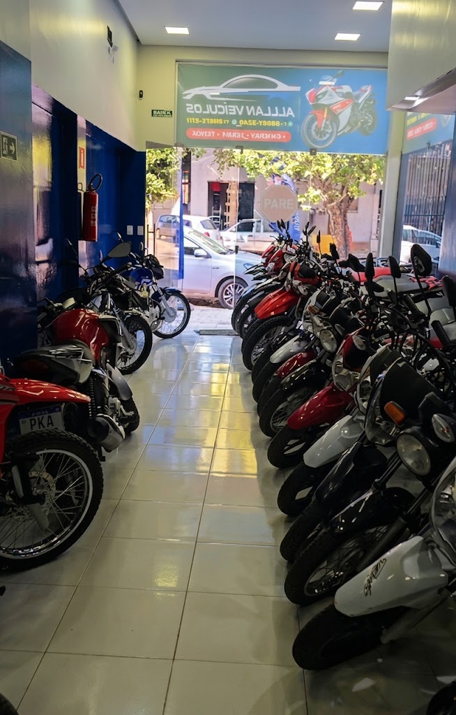 Fachada azul da loja Allan Veículos no Centro de Barreiras-BA